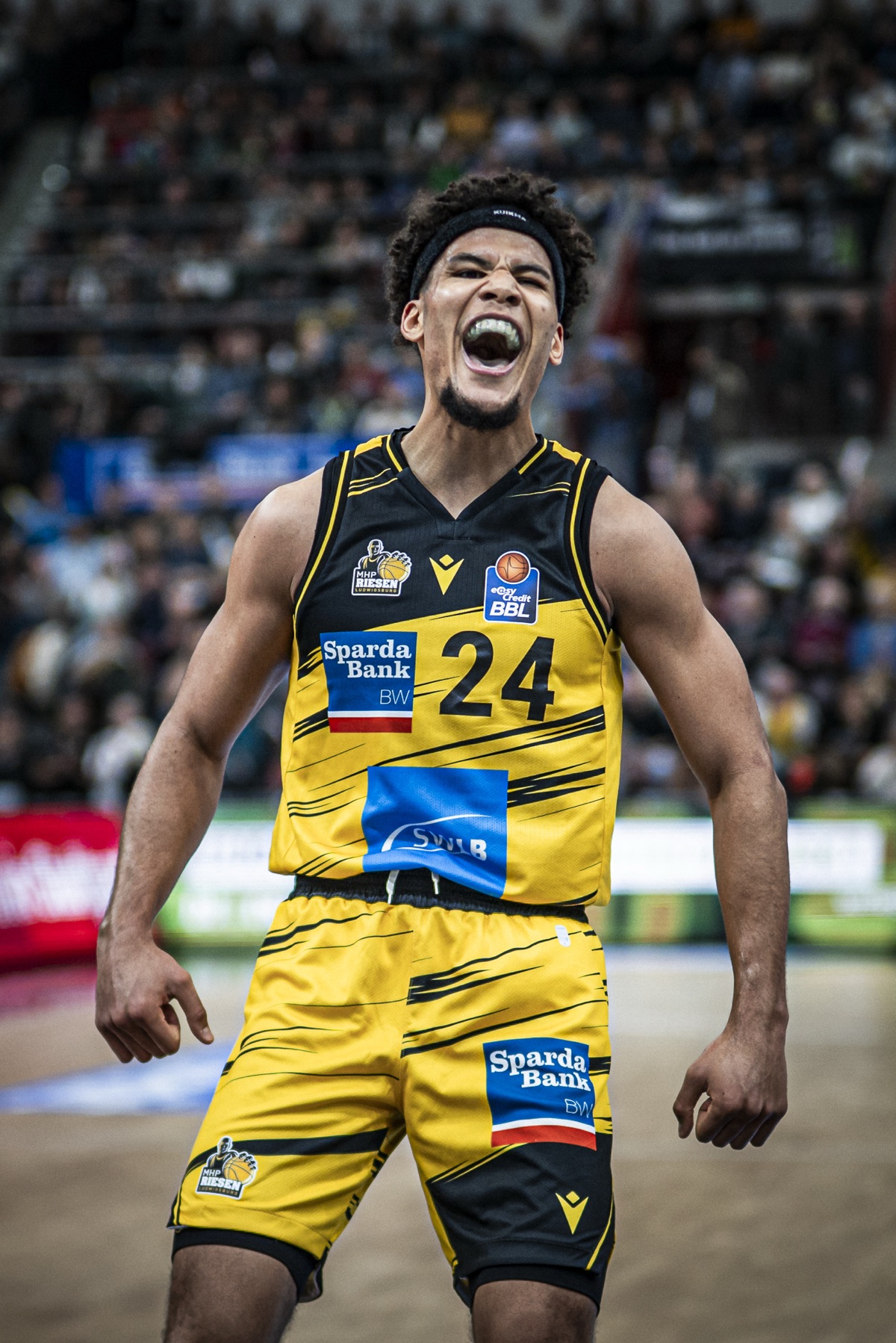 MHP RIESEN Ludwigsburg: Spieler mit der Nummer 24 schreit seine Freude heraus