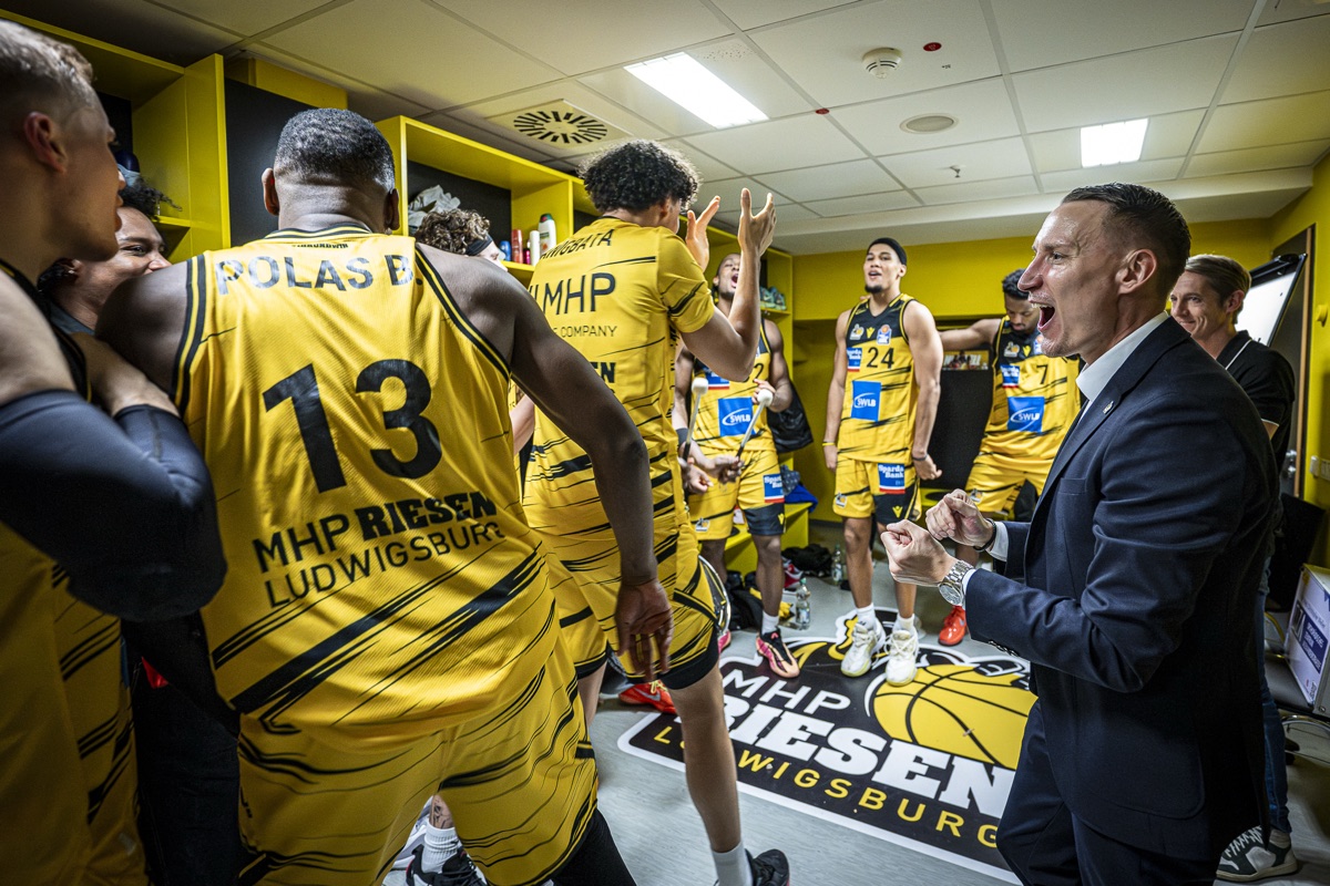 MHP RIESEN Ludwigsburg: Jubel in der Kabine, Headcoach feiert mit der Mannschaft