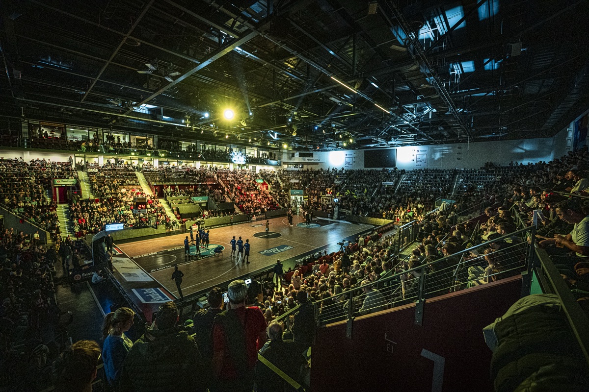 MHPArena vor dem Spiel: abgedunkelte Halle, Warm-up auf dem Parkett, volle Ränge